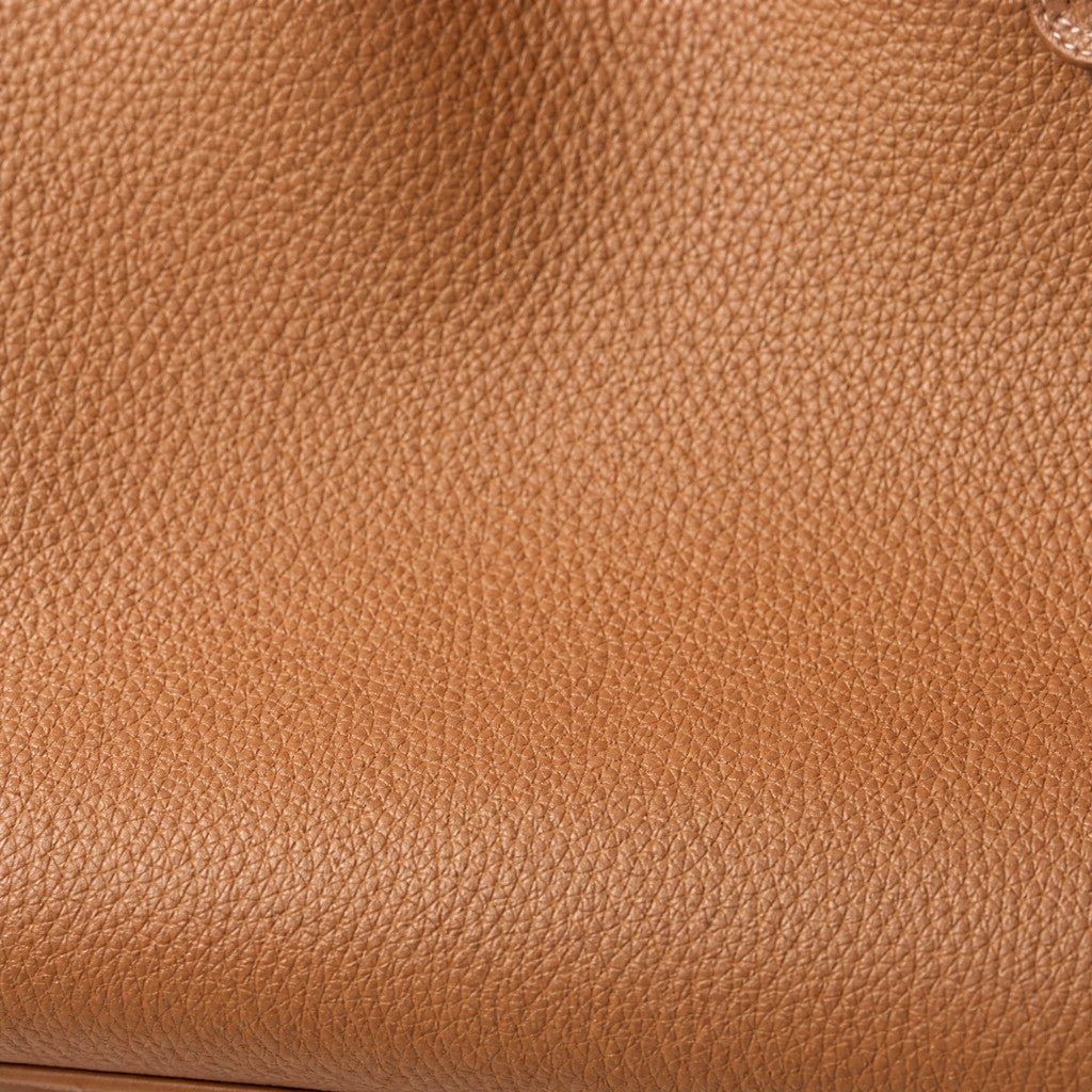 Close-up of the Meridian Brown leather grain and natural front-body fold.